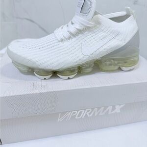 Nike White Vapormax Flyknit Shoes